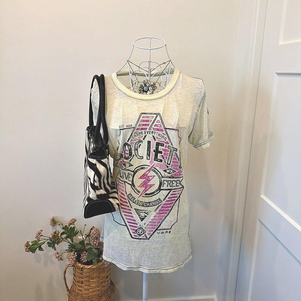 Cute vintage y2k yellow ‘society live free’’ tight thin grunge graphic t shirt
